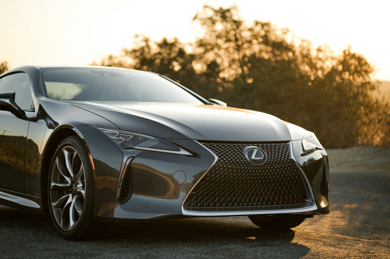 Coupé gris al atardecer